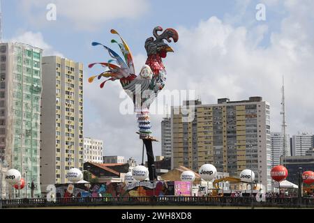 PE - RECIFE - 02/08/2024 - RECIFE, GALO da MADRUGADA - Vista della scultura di Galo da Madrugada sul ponte Duarte Coelho nell'area centrale di Recife (PE), questo giovedì (8). "Giant Rooster of Peace" è stato il concetto scelto per il tradizionale galleggiante gigante allestito durante il Carnevale. L'opera è stata prodotta dall'artista Leopoldo Nobrega e rende omaggio alle popolazioni indigene e agli anziani, oltre a elementi che evocano la lotta contro i pregiudizi, tra cui una cresta grigia, in bianco e argento. La scultura sarà alta 28 metri e peserà otto tonnellate. Foto: Marlon Costa/AGIF (foto di Marlo Foto Stock