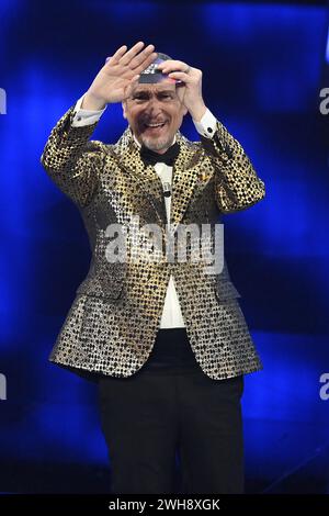 Sanremo, Italia. 8 febbraio 2024. Amadeus durante la 74a edizione del Festival della canzone Italiana DI SANREMO presso il Teatro Ariston di Sanremo, Italia settentrionale - giovedì 8 FEBBRAIO 2024. Intrattenimento. (Foto di Marco Alpozzi/LaPresse) credito: LaPresse/Alamy Live News Foto Stock