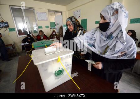 Peshawar, Peshawar, Pakistan. 8 febbraio 2024. PESHAWAR, PAKISTAN, FBR, 08: A People's Waits to receive a ballottaggio per esprimere il suo voto in un seggio elettorale durante le elezioni parlamentari del paese, a Islamabad, Pakistan, giovedì 8 febbraio, 2024. i pakistani hanno affrontato il freddo inverno e la minaccia di violenza per iniziare a votare per un nuovo parlamento giovedì, anche se il bilancio delle vittime dei due bombardamenti il giorno prima ha causato almeno 30 vittime, nella peggiore violenza elettorale in vista delle elezioni contestate. (Immagine di credito: © Hussain Ali/ZUMA Press Wire) SOLO PER USO EDITORIALE! Non per Commer Foto Stock