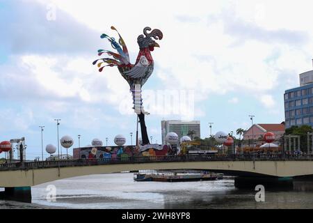 PE - RECIFE - 02/08/2024 - RECIFE, GALO da MADRUGADA - Vista della scultura di Galo da Madrugada sul ponte Duarte Coelho nell'area centrale di Recife (PE), questo giovedì (8). "Giant Rooster of Peace" è stato il concetto scelto per il tradizionale galleggiante gigante allestito durante il Carnevale. L'opera è stata prodotta dall'artista Leopoldo Nobrega e rende omaggio alle popolazioni indigene e agli anziani, oltre a elementi che evocano la lotta contro i pregiudizi, tra cui una cresta grigia, in bianco e argento. La scultura sarà alta 28 metri e peserà otto tonnellate. Foto: Marlon Costa/AGIF (foto di Marlo Foto Stock