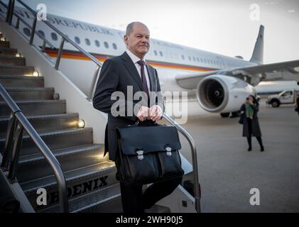 Washington, Stati Uniti. 8 febbraio 2024. Il Cancelliere federale Olaf Scholz (SPD) esce da un Airbus dell'aeronautica militare tedesca dopo essere arrivato negli Stati Uniti. Scholz vuole incontrare il presidente degli Stati Uniti Biden alla Casa Bianca. Crediti: Michael Kappeler/dpa/Alamy Live News Foto Stock