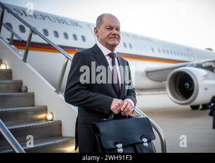 Washington, Stati Uniti. 8 febbraio 2024. Il Cancelliere federale Olaf Scholz (SPD) esce da un Airbus dell'aeronautica militare tedesca dopo essere arrivato negli Stati Uniti. Scholz vuole incontrare il presidente degli Stati Uniti Biden alla Casa Bianca. Crediti: Michael Kappeler/dpa/Alamy Live News Foto Stock