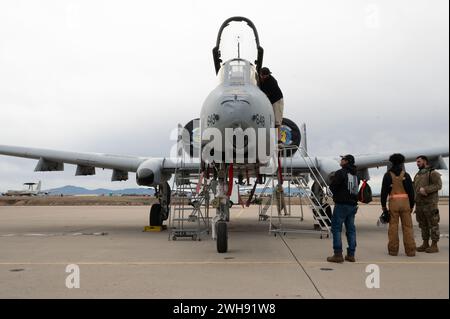 Un velivolo A-10C Thunderbolt II viene esaminato alla Davis-Monthan Air Force base, Ariz., 6 febbraio 2024. Il modello A-10C era dotato di un cannone rotante GAU-8/A da 30 mm che sporgeva dal naso. (Foto U.S. Air Force di Airman 1st Class Robert Allen Cooke III) Foto Stock