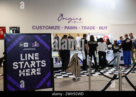 8 febbraio 2024: I clienti aspettano in fila per effettuare i loro acquisti durante l'evento Origins: NFL Collection Launch Event a Las Vegas, Nevada. Christopher Trim/CSM. Foto Stock