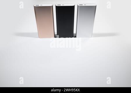 gruppi di alimentazione mobili con dispositivi elettronici portatili su sfondo bianco isolati Foto Stock