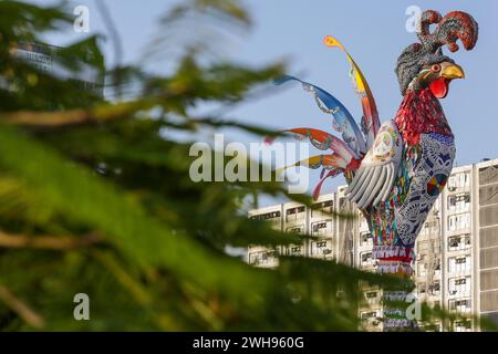 PE - RECIFE - 02/08/2024 - RECIFE, GALO da MADRUGADA - Vista della scultura di Galo da Madrugada sul ponte Duarte Coelho nell'area centrale di Recife (PE), questo giovedì (8). "Giant Rooster of Peace" è stato il concetto scelto per il tradizionale galleggiante gigante allestito durante il Carnevale. L'opera è stata prodotta dall'artista Leopoldo Nobrega e rende omaggio alle popolazioni indigene e agli anziani, oltre a elementi che evocano la lotta contro i pregiudizi, tra cui una cresta grigia, in bianco e argento. La scultura sarà alta 28 metri e peserà otto tonnellate. Foto: Rafael Vieira/AGIF (foto di Rafa Foto Stock