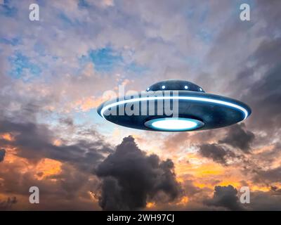 UFO. Astronave aliena tra le nuvole nel cielo. Visitatori extraterrestri Foto Stock