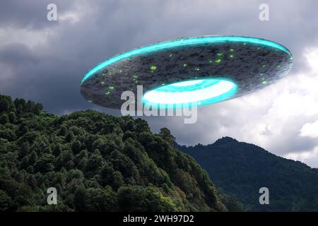 UFO. Astronave aliena tra le nuvole nel cielo. Visitatori extraterrestri Foto Stock