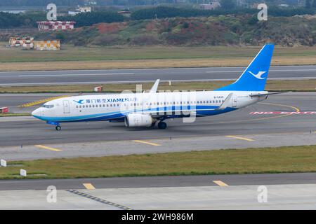 Xiamen Air Boeing 737-98, rullaggio degli aeromobili. Aereo Boeing 737-800 di XiamenAir, noto anche come Xiamen Airlines. Foto Stock