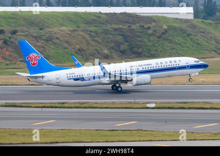 China Southern Airlines Boeing 737 in decollo. Aereo Boeing 737-800 della compagnia aerea China Southern. Aereo della Cina meridionale in partenza. Foto Stock