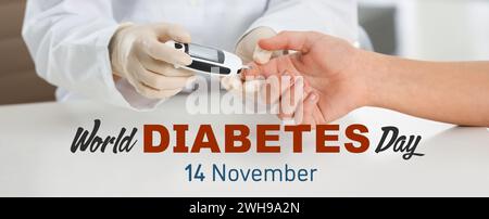 Giornata Mondiale del diabete. Medico che controlla il livello di zucchero nel sangue del paziente con il glucometro digitale al tavolo, primo piano. Design banner Foto Stock