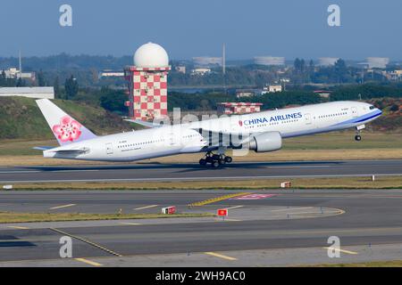 Il decollo dell'aereo Chila Airlines Boeing 777-300ER. Aereo Boeing 777 di China Airlines in partenza a Taiwan. Aereo 77W. Foto Stock