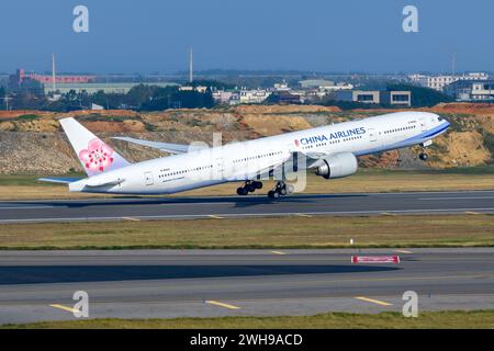 Decollo di aeromobili Boeing 777-300ER Chila Airlines. Boeing 777 di China Airlines in partenza a Taiwan. Foto Stock