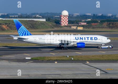 Aeromobili Boeing 777 della United Airlines durante la spinta indietro. Aereo United Airlines 777-200ER registrato N785UA. Foto Stock