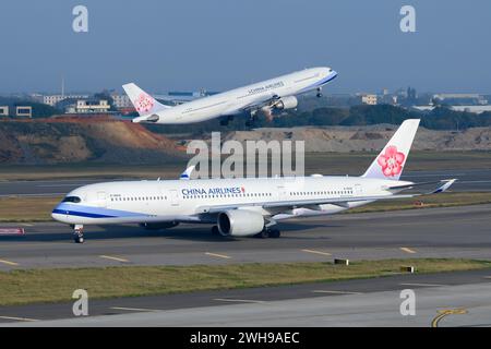 China Airlines Airbus A350-900 rullano mentre un Airbus A330 di ChinaAirlines decolla. La flotta airbus di China Airlines nell'aeroporto di Taoyuan a Taiwan. Foto Stock