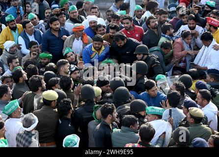 NOIDA, INDIA - 8 FEBBRAIO: Gli agricoltori di Noida e Greater Noida si dirigono verso Delhi per protestare alla camera del Parlamento l'8 febbraio 2024 a Noida, India. Gli agricoltori che protestavano sulla Noida Expressway hanno finito il loro scalpore giovedì sera dopo che la polizia e le autorità hanno assicurato loro di ascoltare la loro richiesta. Gli agricoltori di Noida e della grande Noida protestano dal dicembre 2023 con richieste di compensazione più elevate e hanno sviluppato appezzamenti contro i loro terreni acquisiti in passato dalle autorità locali di sviluppo. (Foto di Sunil Ghosh/Hindustan Times/Sipa USA) Foto Stock