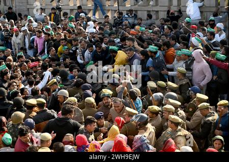 NOIDA, INDIA - 8 FEBBRAIO: Gli agricoltori di Noida e Greater Noida si dirigono verso Delhi per protestare alla camera del Parlamento l'8 febbraio 2024 a Noida, India. Gli agricoltori che protestavano sulla Noida Expressway hanno finito il loro scalpore giovedì sera dopo che la polizia e le autorità hanno assicurato loro di ascoltare la loro richiesta. Gli agricoltori di Noida e della grande Noida protestano dal dicembre 2023 con richieste di compensazione più elevate e hanno sviluppato appezzamenti contro i loro terreni acquisiti in passato dalle autorità locali di sviluppo. (Foto di Sunil Ghosh/Hindustan Times/Sipa USA) Foto Stock