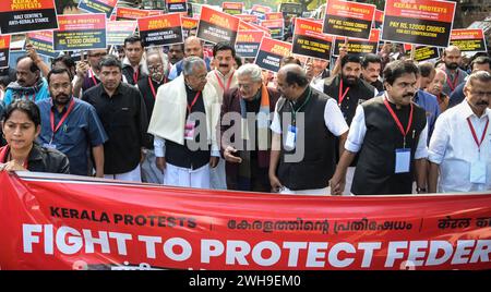 Nuova Delhi, India. 10 febbraio 2025. Nuova Delhi, India - 08 febbraio 2024: Il primo ministro del Kerala Pinarayi Vijayan con il segretario generale del CPI(M) Sitaram Yechury e altri durante la protesta di LDF contro il Centro guidato dal BJP per presunta negligenza e parzialità nell'assegnazione dei fondi ai loro stati, a Jantar Mantar, a nuova Delhi, India, giovedì, 8 febbraio 2024. (Foto di Raj K Raj/Hindustan Times/Sipa USA) credito: SIPA USA/Alamy Live News Foto Stock