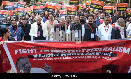 Nuova Delhi, India. 10 febbraio 2025. Nuova Delhi, India - 08 febbraio 2024: Il primo ministro del Kerala Pinarayi Vijayan con il segretario generale del CPI(M) Sitaram Yechury e altri durante la protesta di LDF contro il Centro guidato dal BJP per presunta negligenza e parzialità nell'assegnazione dei fondi ai loro stati, a Jantar Mantar, a nuova Delhi, India, giovedì, 8 febbraio 2024. (Foto di Raj K Raj/Hindustan Times/Sipa USA) credito: SIPA USA/Alamy Live News Foto Stock