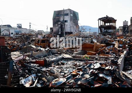 Una vista degli edifici distrutti e dei detriti intorno al luogo turistico di Asaichi a seguito di un incendio su larga scala, a Wajima, nella prefettura di Ishikawa. Almeno 73 persone sono state confermate morte nella prefettura di Ishikawa a causa del potente terremoto di magnitudo 7,6 che ha colpito la prefettura e le aree circostanti il giorno di Capodanno mentre i soccorritori continuano a cercare persone scomparse. Il terremoto della Penisola di noto ha causato 241 vittime, e Kawai-cho, dove si dice che più di 200 case siano state bruciate al suolo, era sede di un'attrazione turistica, la "strada del mercato mattutino". Fiancheggiato da pesce fresco locale, verdure, AN Foto Stock