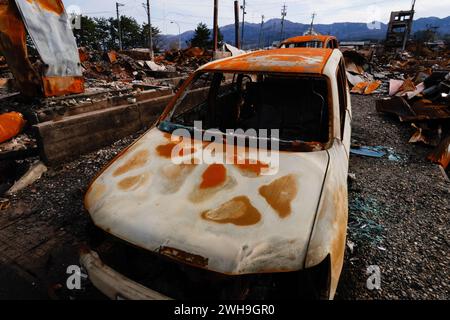 Un'auto bruciata al suolo e lasciata abbandonata a Wajima Asaichi, un'attrazione turistica a Wajima, nella prefettura di Ishikawa, dopo un forte terremoto che colpì la penisola di noto e le aree circostanti il 1° gennaio. Il terremoto della Penisola di noto ha causato 241 vittime, e Kawai-cho, dove si dice che più di 200 case siano state bruciate al suolo, era sede di un'attrazione turistica, la "strada del mercato mattutino". Ricca di pesce fresco locale, verdure e artigianato tradizionale, come le bacchette Wajima-nuri, la zona veniva visitata ogni anno da centinaia di migliaia di turisti. Ma il fuoco che seguì l'orecchio Foto Stock