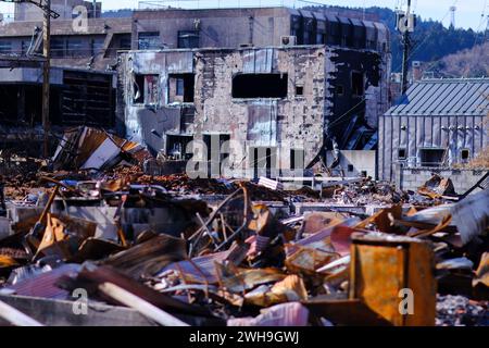 Una vista degli edifici distrutti e dei detriti intorno al luogo turistico di Asaichi a seguito di un incendio su larga scala, a Wajima, nella prefettura di Ishikawa. Almeno 73 persone sono state confermate morte nella prefettura di Ishikawa a causa del potente terremoto di magnitudo 7,6 che ha colpito la prefettura e le aree circostanti il giorno di Capodanno mentre i soccorritori continuano a cercare persone scomparse. Il terremoto della Penisola di noto ha causato 241 vittime, e Kawai-cho, dove si dice che più di 200 case siano state bruciate al suolo, era sede di un'attrazione turistica, la "strada del mercato mattutino". Fiancheggiato da pesce fresco locale, verdure, AN Foto Stock