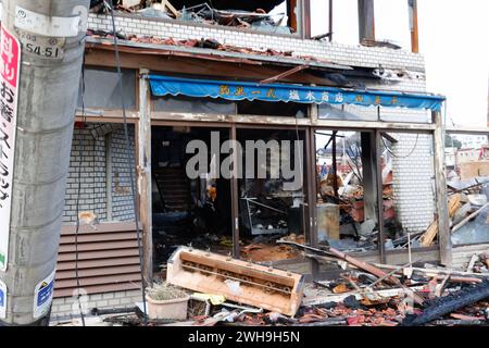 Una vista degli edifici distrutti e dei detriti intorno al luogo turistico di Asaichi a seguito di un incendio su larga scala, a Wajima, nella prefettura di Ishikawa. Almeno 73 persone sono state confermate morte nella prefettura di Ishikawa a causa del potente terremoto di magnitudo 7,6 che ha colpito la prefettura e le aree circostanti il giorno di Capodanno mentre i soccorritori continuano a cercare persone scomparse. Il terremoto della Penisola di noto ha causato 241 vittime, e Kawai-cho, dove si dice che più di 200 case siano state bruciate al suolo, era sede di un'attrazione turistica, la "strada del mercato mattutino". Fiancheggiato da pesce fresco locale, verdure, AN Foto Stock