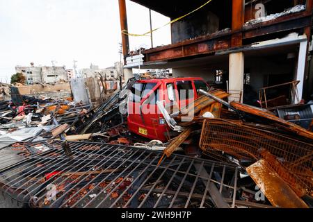 Un'auto bruciata al suolo e lasciata abbandonata a Wajima Asaichi, un'attrazione turistica a Wajima, nella prefettura di Ishikawa, dopo un forte terremoto che colpì la penisola di noto e le aree circostanti il 1° gennaio. Il terremoto della Penisola di noto ha causato 241 vittime, e Kawai-cho, dove si dice che più di 200 case siano state bruciate al suolo, era sede di un'attrazione turistica, la "strada del mercato mattutino". Ricca di pesce fresco locale, verdure e artigianato tradizionale, come le bacchette Wajima-nuri, la zona veniva visitata ogni anno da centinaia di migliaia di turisti. Ma il fuoco che seguì l'orecchio Foto Stock