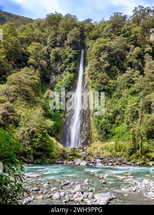 Thunder Creek Falls, che scorre nel fiume Haast, nella regione della costa occidentale della nuova Zelanda. Foto Stock