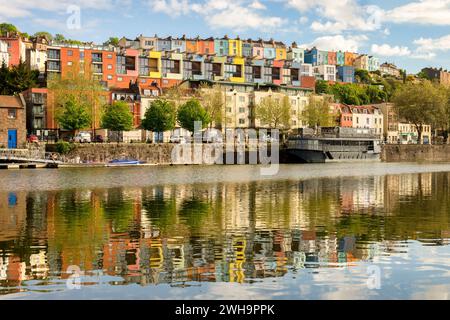 11 maggio 2023: Bristol, Regno Unito - appartamenti dai colori vivaci sul lungomare di Bristol Docks, Regno Unito, riflessi nell'acqua. Foto Stock
