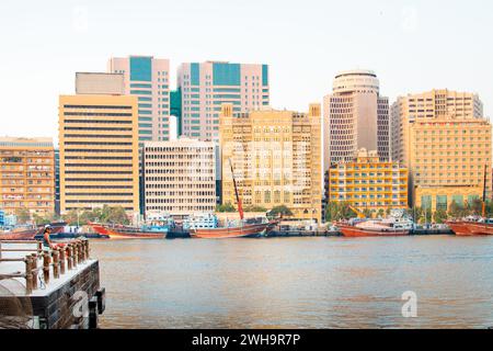 Dubai, Emirati Arabi Uniti - 12th ottobre, 2022: turista in Dubai Creek Godetevi la vacanza e guardare gli edifici di architettura bella Foto Stock