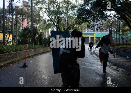 Medellin, Colombia. 7 febbraio 2024. I manifestanti si scontrano con la polizia antisommossa colombiana durante una manifestazione che chiede alla Corte Suprema della Colombia di eleggere il nuovo procuratore generale a Medellin, Colombia, 8 febbraio 2024. Foto di: Juan Jose Patino/Long Visual Press credito: Long Visual Press/Alamy Live News Foto Stock