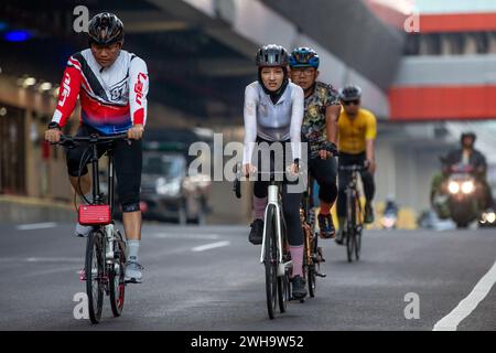 Giacarta, Indonesia - 9 febbraio 2024: Un gruppo di ciclisti non identificati visto cavalcare le strade di Giacarta, Indonesia. Foto Stock