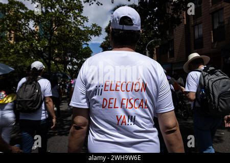 Medellin, Colombia. 7 febbraio 2024. La gente partecipa a una manifestazione che chiede alla Corte Suprema della Colombia di eleggere il nuovo procuratore generale a Medellin, Colombia, 8 febbraio 2024. Foto di: Juan Jose Patino/Long Visual Press credito: Long Visual Press/Alamy Live News Foto Stock