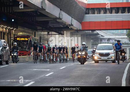 Giacarta, Indonesia - 9 febbraio 2024: Un gruppo di ciclisti non identificati visto cavalcare le strade di Giacarta, Indonesia. Foto Stock