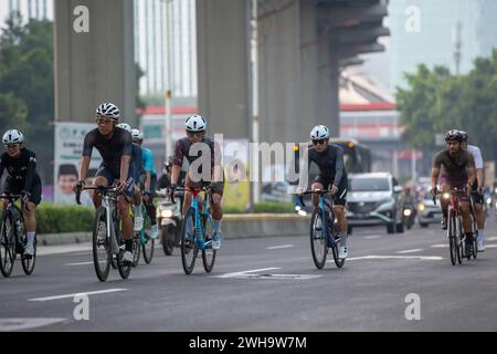 Giacarta, Indonesia - 9 febbraio 2024: Un gruppo di ciclisti non identificati visto cavalcare le strade di Giacarta, Indonesia. Foto Stock