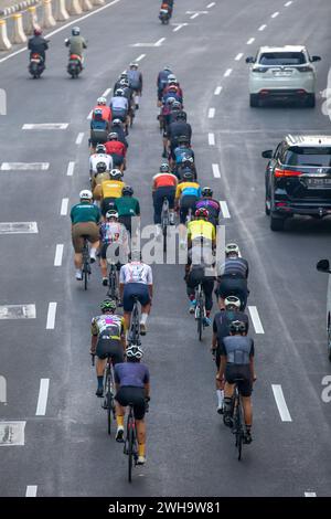 Giacarta, Indonesia - 9 febbraio 2024: Un gruppo di ciclisti non identificati visto cavalcare le strade di Giacarta, Indonesia. Foto Stock