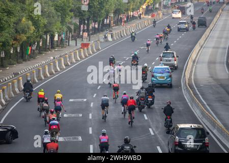 Giacarta, Indonesia - 9 febbraio 2024: Un gruppo di ciclisti non identificati visto cavalcare le strade di Giacarta, Indonesia. Foto Stock