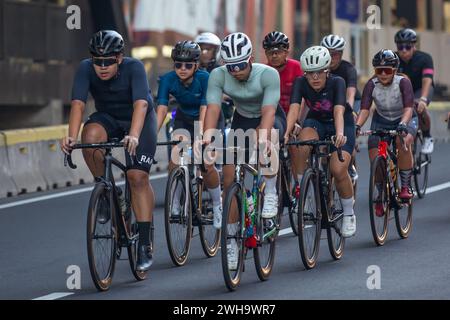 Giacarta, Indonesia - 9 febbraio 2024: Un gruppo di ciclisti non identificati visto cavalcare le strade di Giacarta, Indonesia. Foto Stock