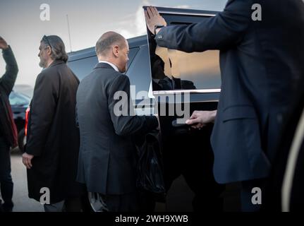 Washington, Stati Uniti. 8 febbraio 2024. Il Cancelliere federale Olaf Scholz (SPD) arriva all'aeroporto negli Stati Uniti. Scholz vuole incontrare il presidente degli Stati Uniti Biden alla Casa Bianca. Crediti: Michael Kappeler/dpa/Alamy Live News Foto Stock