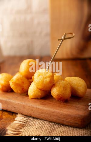 Polpette di formaggio impanate fritte, una ricetta semplice e deliziosa per uno spuntino fatto in casa. Foto Stock