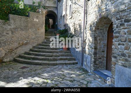 Una stradina stretta a Castellabate, un borgo medievale sulla costa campana. Foto Stock