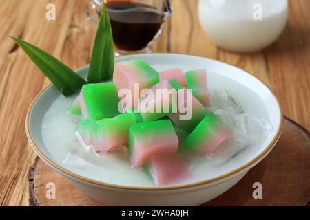 Es Selendang Mayang. Tradizionale bevanda di dessert da Giacarta. Budino di farina di riso servito con latte di cocco e sciroppo di zucchero di palma. Foto Stock