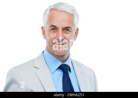 Sorridi, ritratto e uomo d'affari senior in studio con un atteggiamento positivo, buono e fiducioso. Carriera felice e legale e colpo di testa di un professionista maturo Foto Stock