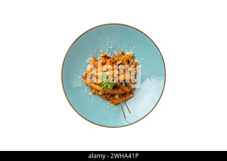 Penne in salsa di pomodoro, pomodori decorati con prezzemolo su fondo bianco Foto Stock