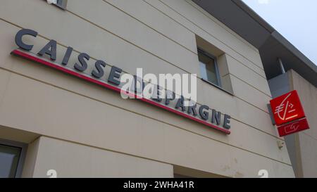 Bordeaux , Francia - 02 05 2024 : il logo della Caisse d'epargne e il testo del marchio sull'ufficio del negozio facciata della banca edificio dell'agenzia Foto Stock