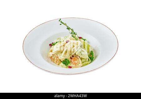 Tortellini di ravioli colorati con formaggio. Colorati gnocchi di pelmeni russi Foto Stock