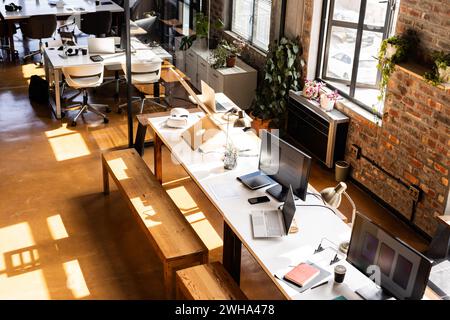 Un moderno e informale spazio ufficio business inondato di luce naturale Foto Stock