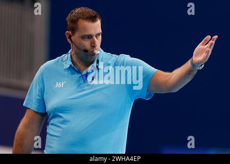 Doha, Qatar. 9 febbraio 2024. DOHA, QATAR - 9 FEBBRAIO: Arbitro dei Paesi Bassi Michiel Zwart durante la partita di pallanuoto maschile tra Montenegro e Giappone ai Campionati mondiali di acquatics di Doha 2024 all'Aspire Dome il 9 febbraio 2024 a Doha, Qatar. (Foto di MTB-Photo/BSR Agency) credito: BSR Agency/Alamy Live News Foto Stock