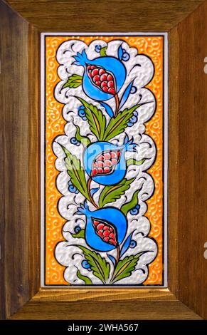 Pannello di ceramica turca di Iznik decorato a mano con un albero di melograno dal motivo islamico e un rilievo in stile ottomano a Istanbul, Turchia Foto Stock